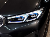 BMWの伝統の丸目4灯ヘッドライトでございます。LEDライトで視認性もよく明るく安全性の向上につながります。