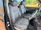 運転席まわりには十分なスペースがあり、大柄な方でもゆったり運転していただける環境です。