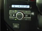 オートエアコンを装備しておりますので、四季を通じて車内を快適な温度に保つことが出来ます!高級感が有りますね!