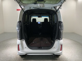 リアシートを倒すと、ラゲッジスペースを広くお使いいただけます!