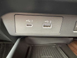 USB端子がタイプAとタイプCの二種類付いています!機器の充電だけではなく、ナビに接続することも可能なので、ポータブルオーディオなどを充電しつつ音楽を楽しんでいただくことも可能です。