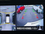 上から見下ろしているような視点で周囲が確認できるアラウンドビューモニターです。上から見下らしているような映像によって縦列駐車もラクラク、駐車が苦手な人の強い味方です!