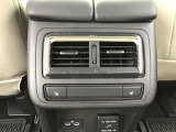 後部座席にもエアコン吹き出し口がしっかり装備されています。