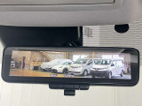 【インテリジェント ルームミラー】車両後方のカメラ映像をミラー面に映し出すので、車内の状況や、天候などに影響されずいつでもクリアな後方視界が得られます!