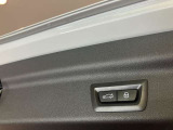 ボタン1つでリアハッチの開閉が可能です。またコンフォートアクセスが付いていれば鍵をポケットに入れた状態でキックで開閉も可能です。