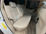 後部座席も気になるようなキズ・汚れやへたり等、大きなダメージはなく、良好な状態です。