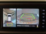 パノラミックビューモニター付きです。車両を上から見たような映像をモニター画面に表示。運転席からの目視では見にくい、車両周辺の状況をリアルタイムでしっかり確認できます。