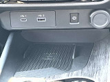 <USB電源ソケット タイプA1個/USB電源ソケット タイプC1個・ワイヤレス充電器>Qi規格対応スマートフォンのワイヤレス充電器を、センターコンソールに装備。USBコードを接続することなく手軽に充電できます