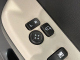 狭い駐車場で便利な電動格納ドアミラーが付いています。