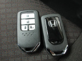 スマートキー付!キーを取り出さなくてもドアロックの施錠・開錠、エンジンの始動が出来ます!雨の日や荷物の多い日にとても便利ですね♪