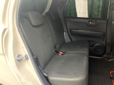 後部座席も気になるようなキズ・汚れやへたり等、大きなダメージはなく、良好な状態です。