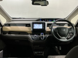 使いやすいレイアウトのダッシュボード周辺です。オートエアコンや小物入れなど嬉しい装備が満載です。