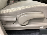 シートハイトアジャスターが付いているので運転姿勢を調整するのに便利ですね。身長に合ったシートポジションは安全運転や疲労軽減にもつながります。