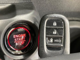 【Hondaスマートキー】カバンやポケットに入れたままでもドアの施錠・解錠が可能なスマートキーを装備。エンジンのオン・オフ時もカギを取り出す必要が無いからとっても便利です♪