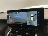 【パノラミックビューモニター&フロントビュー】見通しの悪い交差点やT字路などで車両の前方と左右方向の状況確認をする為に車両上方と前方カメラからの映像を同時に表示するので周りがハッキリ確認でき安心です