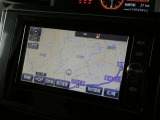 純正ナビを装備。タッチパネル式で使いやすく、お出かけもラクラクです。
