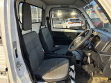 適度なホールド感と快適な座り心地の運転席シートまわり!