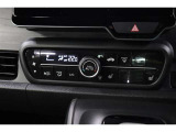室内を快適温度にするオートエアコン!スイッチもシンプルで操作しやすく、オールシーズン快適なドライブに出かけられますね♪