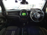 インパネ周りは、MINIの昔ながらのデザインを踏襲しています!
