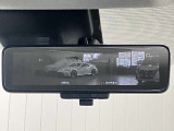 【インテリジェント ルームミラー】車両後方のカメラ映像をミラー面に映し出すので、車内の状況や、天候などに影響されずいつでもクリアな後方視界が得られます!