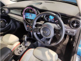 MINIの内装はとにかく『円』に拘ったデザインコンセプトが一目で伝わってきます。これほど円形に拘った車は他に御座いません。伝統のデザイン、トグルスイッチなど遊び心のある内装で御座います。