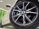 【純正17インチアルミホイール】外観にマッチした純正アルミホイールを装着しております。各種社外アルミホイールや、スタッドレスタイヤも取扱いしております。是非ご相談ください♪
