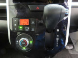 オートエアコンを装備しています。室内の温度を設定すると、センサーが室温を感知して、温度、風量を自動的にコントロールし、快適な空間にしてくれます。