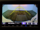 【バックカメラ】運転が苦手な方も車庫入れラクラクです!ギアをリバースに入れれば自動的に切り換わりますので、面倒な操作は不要です♪狭い駐車場もお車を傷つけず安心ですね!