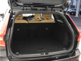 ラゲッジスペースはほぼスクエアに近い形状で、リアサスペンションの張り出しもありません。かさばる荷物でも真四角ではない荷物でも気にせずに積み込め、クラス最大級の積載能力を誇ります。