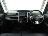 ◆視界広々で非常に運転しやすくロングドライブでも疲れを感じさせないすっきりとまとまったインパネ周りです。