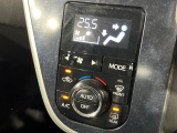 【オートエアコン】一度お好みの温度に設定すれば、車内の温度を検知し風量や温度を自動で調整。暑い&hellip;寒い&hellip;と何度もスイッチ操作をする必要はありません。快適な車内空間には必須の機能ですね♪