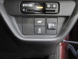 パワーテールゲートの開閉、横滑りを防ぐVSA等のスイッチ類は運転席の右側、手の届きやすい位置にあります。