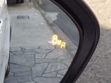 隣車線を走る車両をレーダーで検知し、ドアミラーでは確認しにくい後側方エリアに存在する車両に加え、急接近してくる車両も検知します。車両を検知するとドアミラーに搭載されたLEDインジケーターが点灯します。