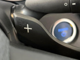 【パドルシフト】ハンドルから手を離さずに素早くシフトアップ&ダウンができるので、エンジンブレーキを使う下り坂や高速道路の合流で加速したい場面で役立ちます。