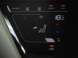 快適装備のオートエアコン装備しております。風向きや風量などを自動設定してくれるので、ドライブも快適です♪
