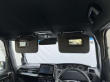 ミラー付きのサンバイザーが装備されています!