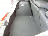 コンパクトカーながら実用的なラゲッジ容量を確保。普段使いの荷物もしっかり積める使いやすいスペースです!
