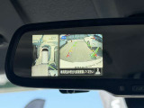 アラウンドビューモニターの映像はルームミラーに内蔵のモニターでも確認できます。