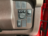 狭い駐車場で便利な電動格納ドアミラーが付いています。
