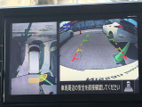 上から見下ろしているような視点で周囲が確認できるアラウンドビューモニターです。上から見下らしているような映像によって縦列駐車もラクラク、駐車が苦手な人の強い味方です!
