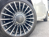 ●純正16インチアルミホイール:輸入車ならではの卓越した走りを支えるホイールと足回りです!日本車の走りに慣れている方にもぜひ体感して頂きたいほど、高いレベルでまとまっています!
