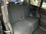 コンパクトでも車内広々。頭上空間も広く快適にお過ごしいただけます。後席足元空間も十分な広さを確保しております。座面も厚く快適です。