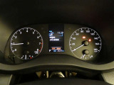 とっても見やすいメーターです。夜間時はラグジュアリーな気分にさせてくれる照明が魅力ですので、夜のドライブも楽しみになりますよ♪