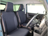 運転席はレザーを加えて上質さを感じさせる見た目に仕上げました。