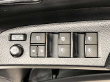 パワーウィンドのスイッチです。運転席に座りながら、助手席や後席の窓を開け閉めできるので大変便利ですよ。