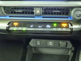 オートエアコンを装備しておりますので、四季を通じて車内を快適な温度に保つことが出来ます!高級感が有りますね!