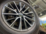 【純正18インチアルミホイール】外観にマッチした純正アルミホイールを装着しております。各種社外アルミホイールや、スタッドレスタイヤも取扱いしております。是非ご相談ください♪