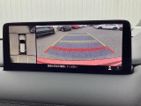 狭い場所での駐車やすれ違いなどでより的確な運転操作に役立つ360&deg;ビューモニターが装備されています。