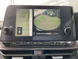 アラウンドビューモニターは4方のカメラで真上から車を見たようにモニターで確認ができる日産の自慢の装備です。是非実際の車で体感してみてください。