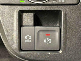 指先だけで簡単に操作が可能な電動パーキングブレーキを採用。「HOLD」スイッチを押すと、渋滞や信号待ちなどでブレーキペダルから足を離しても、ブレーキを保持するので安心です